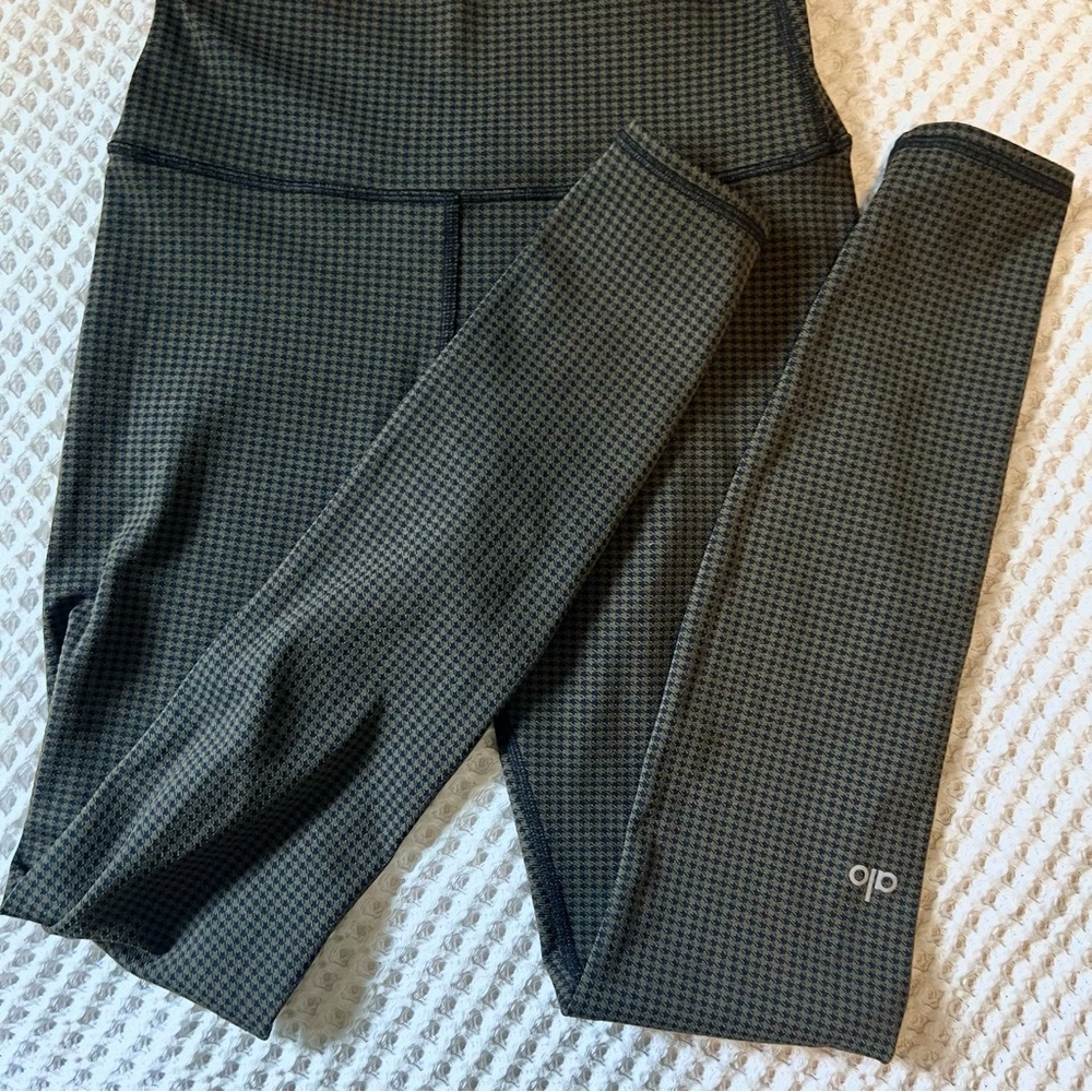 Alo High-waist Micro Houndstooth legging in Dark Olive and Black